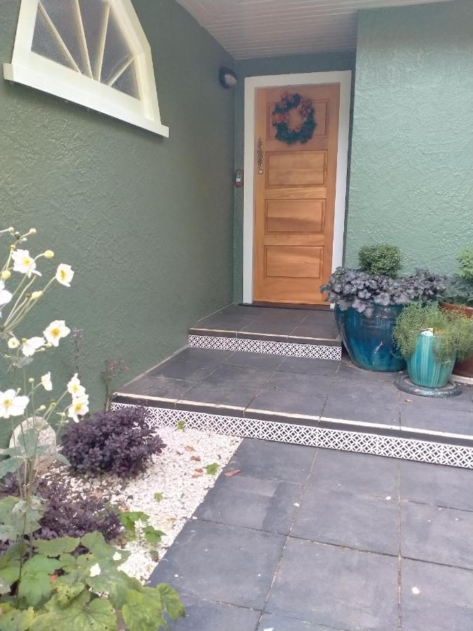 Amberly House Rotorua Bed & Breakfast Exterior photo